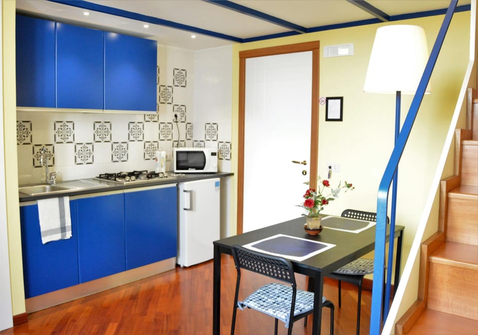 Full-size fridge, microwave, stovetop, coffee/tea maker