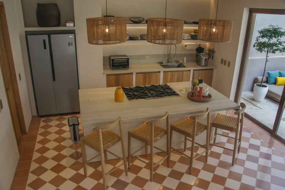 Coffee/tea maker, full-size fridge, microwave, oven