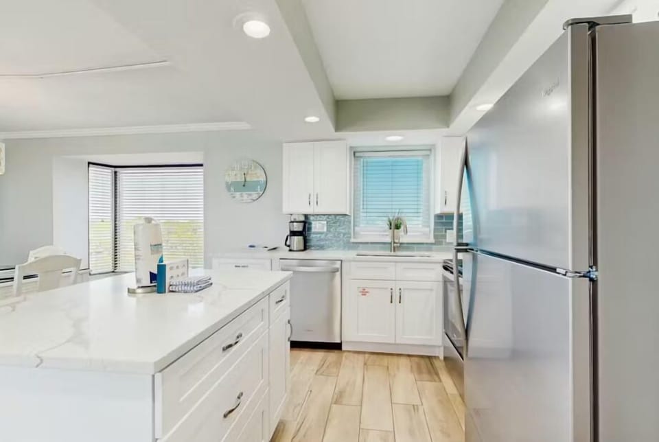 Studio, 1 King Bed with Sofa bed (Beachside II #4247) | Private kitchen