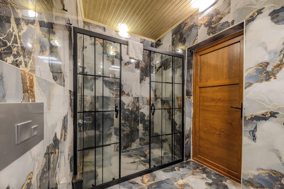 Triple Room | Bathroom | Jetted tub, rainfall showerhead, free toiletries, hair dryer