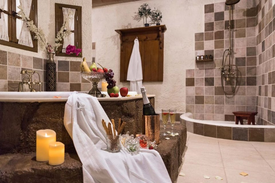 Suite (Elissavet) | Bathroom | Free toiletries, hair dryer, bathrobes, slippers
