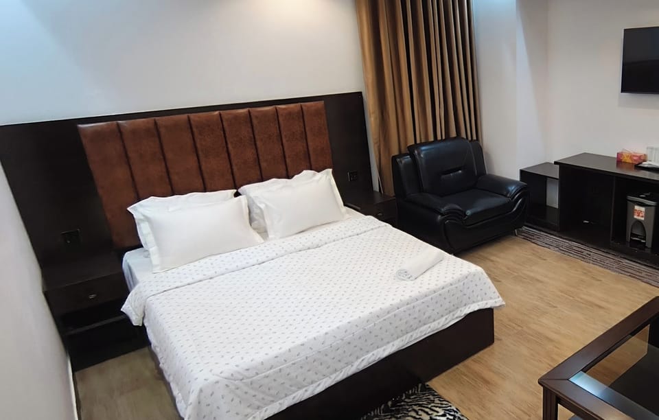 Deluxe Double Room, 1 Double Bed | In-room safe, desk, laptop workspace, soundproofing