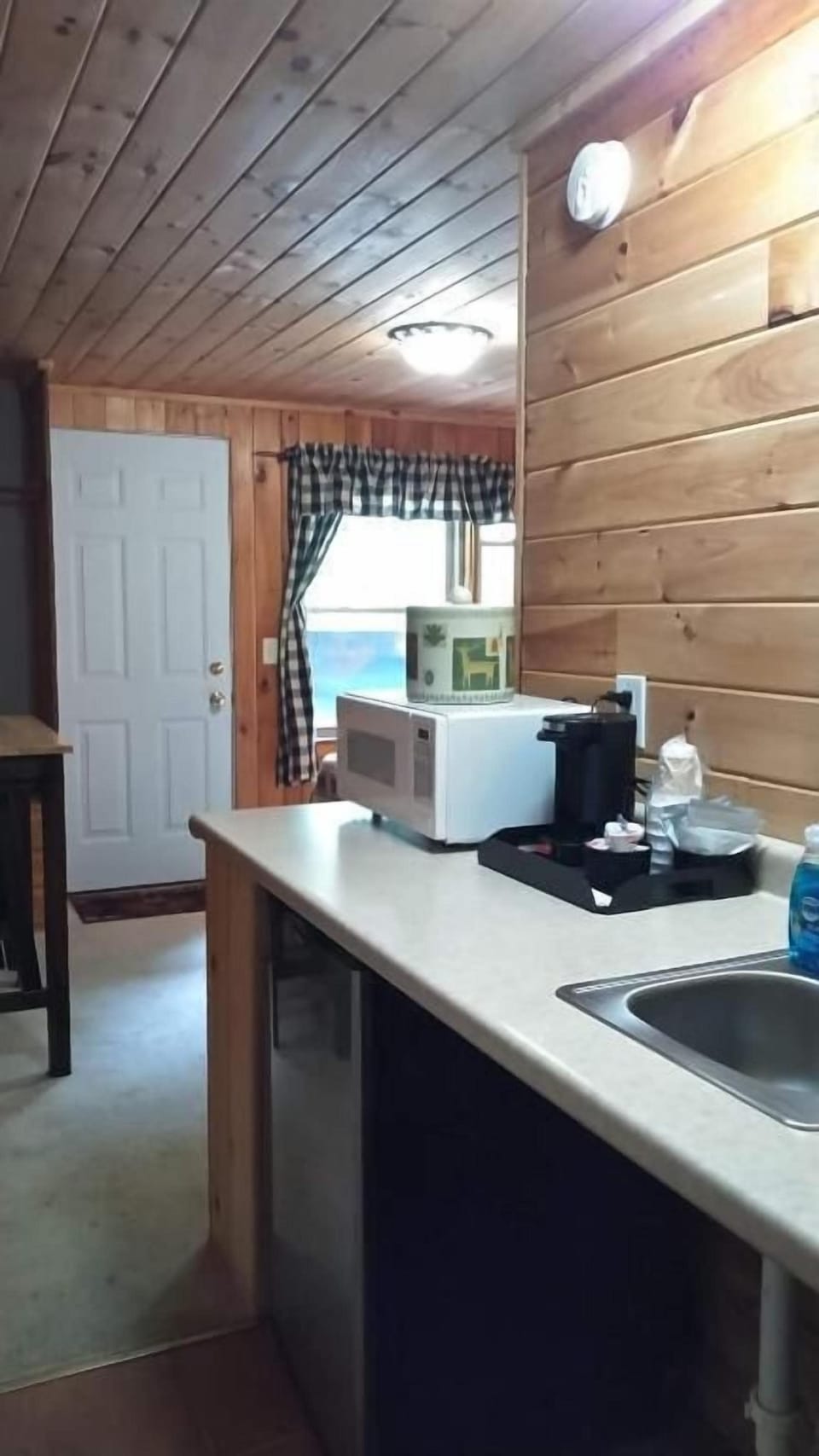 Quadruple Room, Patio | Private kitchen | Microwave