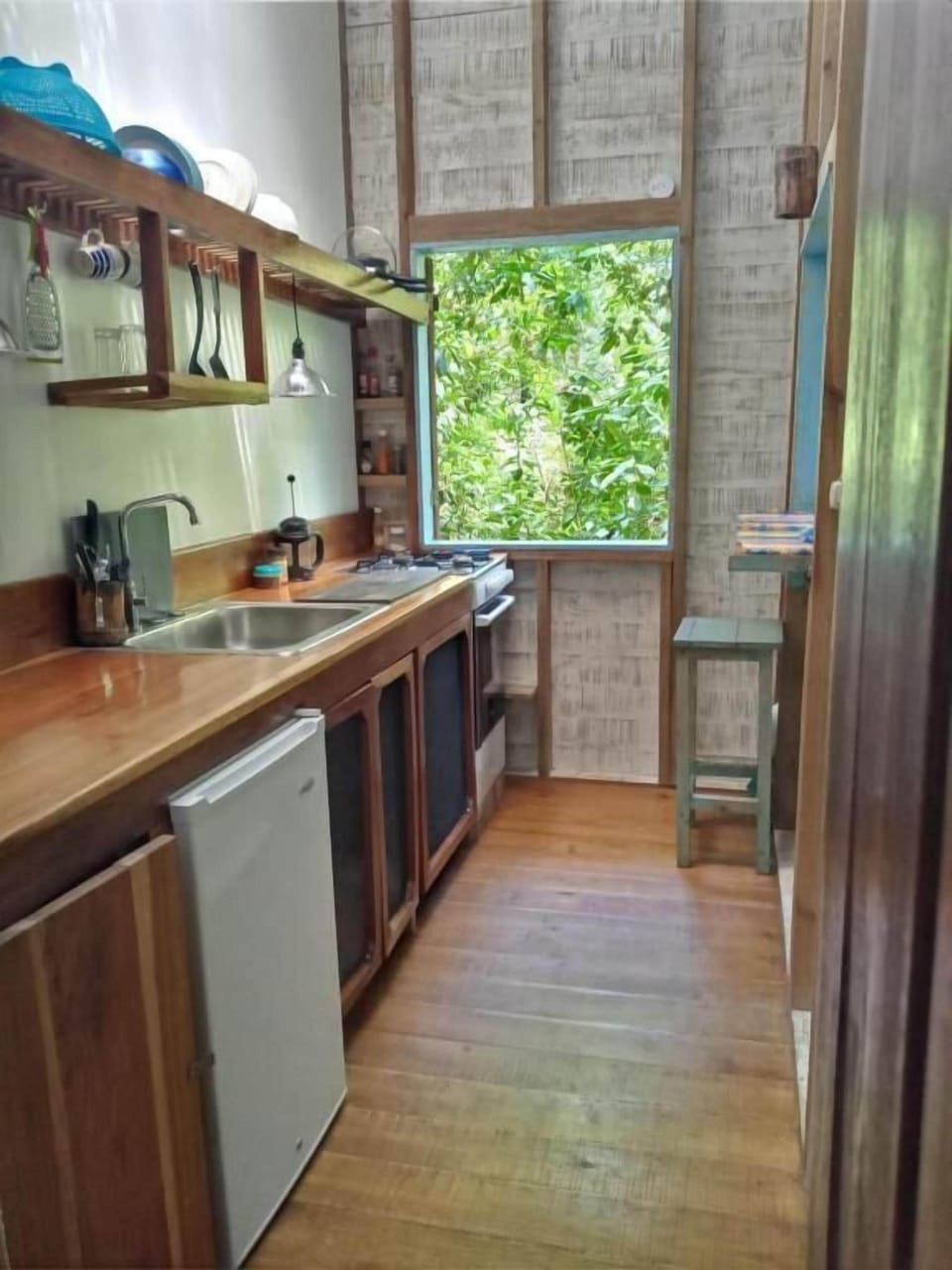 Fridge, oven, stovetop, cookware/dishes/utensils