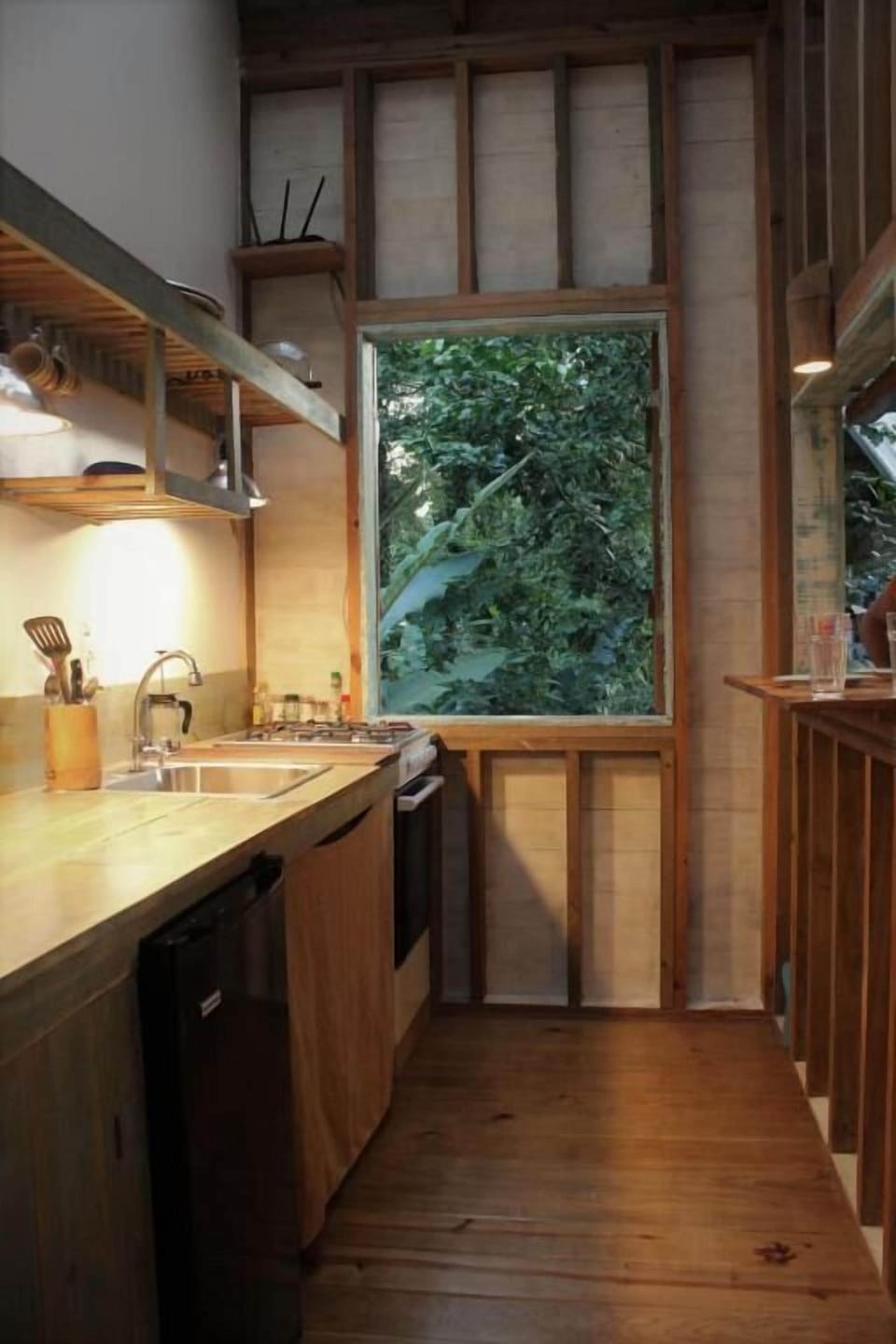 Fridge, oven, stovetop, cookware/dishes/utensils