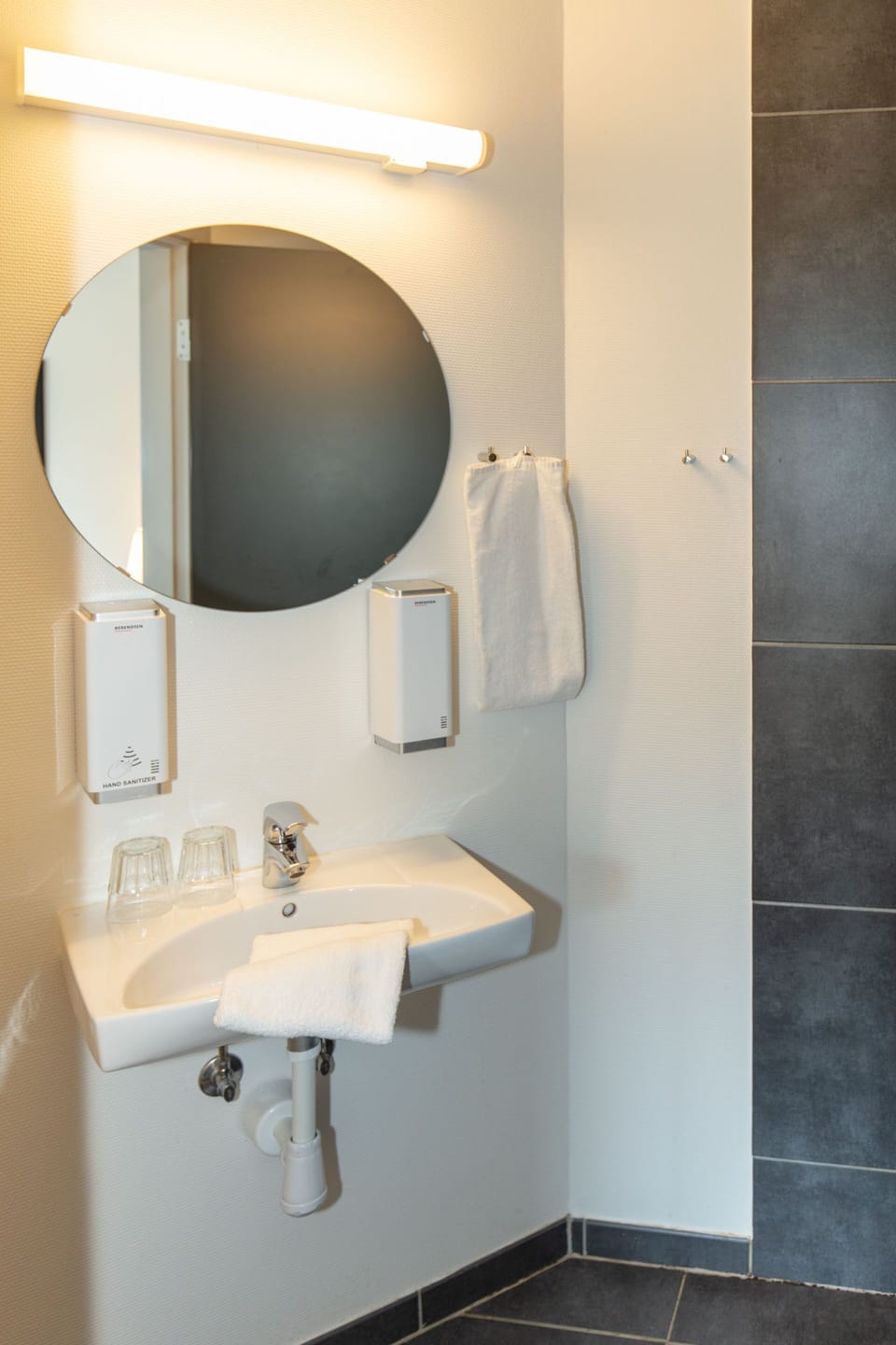 Economy Double Room | Bathroom sink