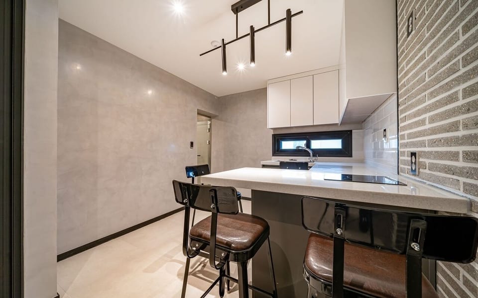 Family Double Room, 1 King Bed, Kitchen, City View | Interior