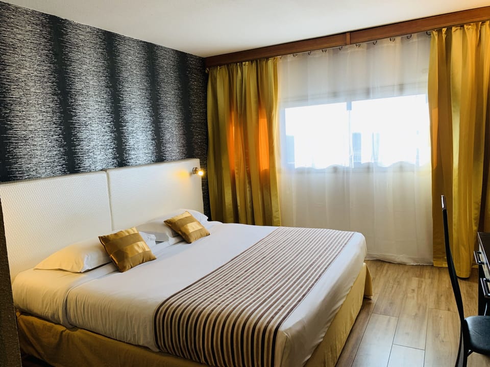 Premium bedding, in-room safe, desk, laptop workspace