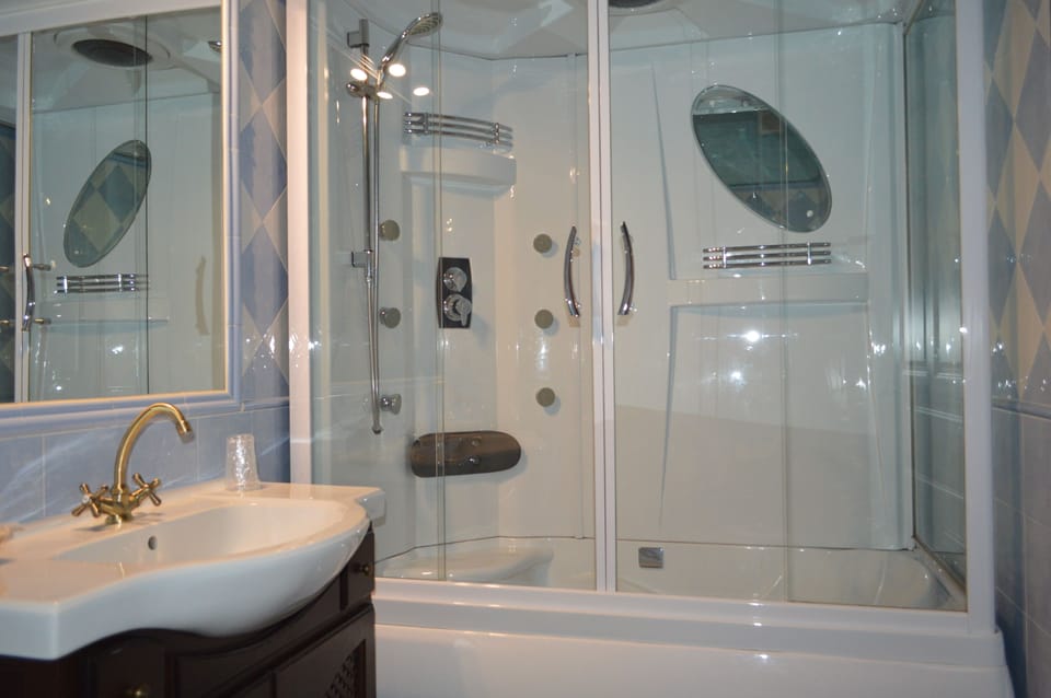 Twin Room | Bathroom | Hair dryer, towels, soap, shampoo