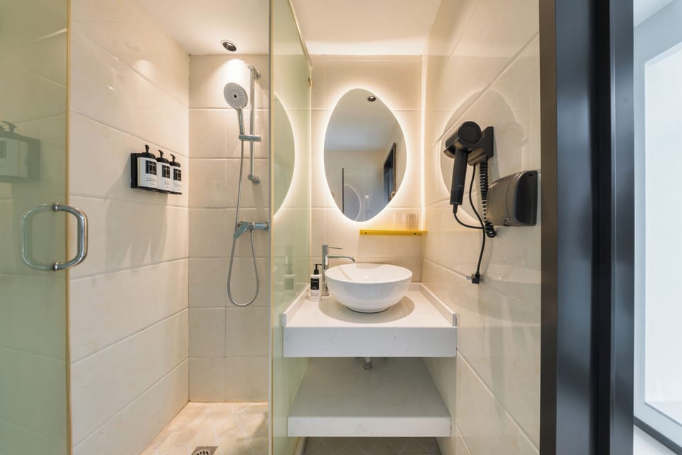 Classic Double Room | Bathroom | Shower, hair dryer, towels, soap