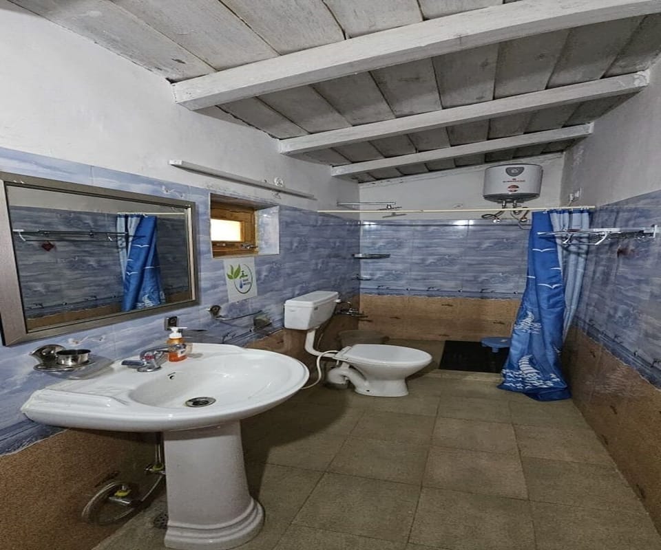 Single Room | Bathroom | Shower, free toiletries, towels, soap