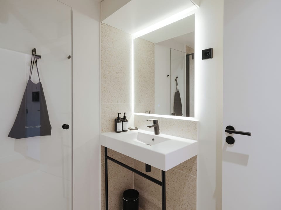 Standard Double Room | Bathroom | Shower, free toiletries, hair dryer, towels