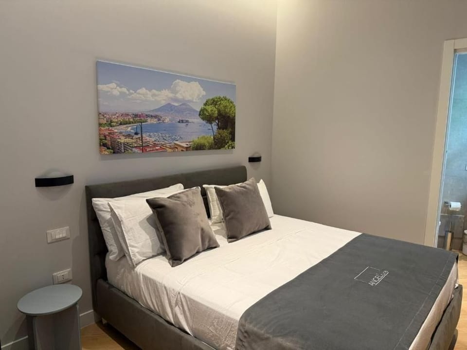 Desk, cribs (free), WiFi (free), bed sheets