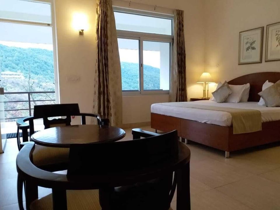 Deluxe Room, Mountain View | Egyptian cotton sheets, premium bedding, memory foam beds, desk