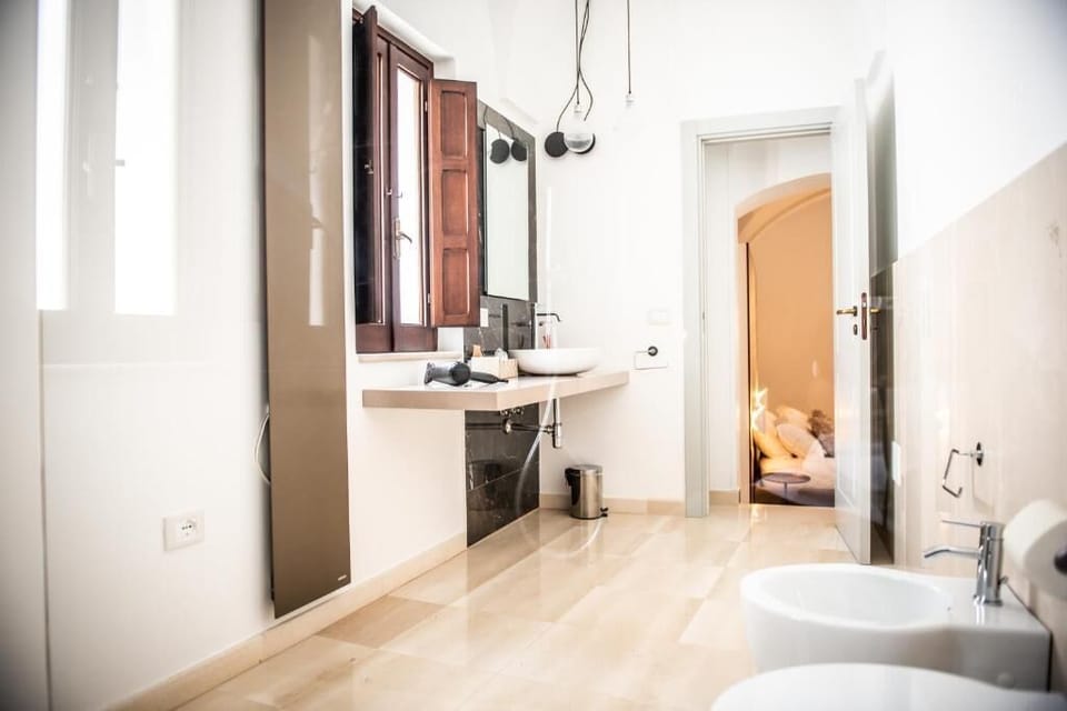Junior Double Room, Balcony, City View | Bathroom