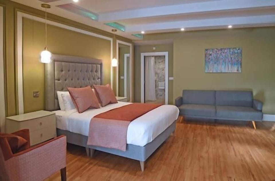 Family Room | Iron/ironing board, free WiFi