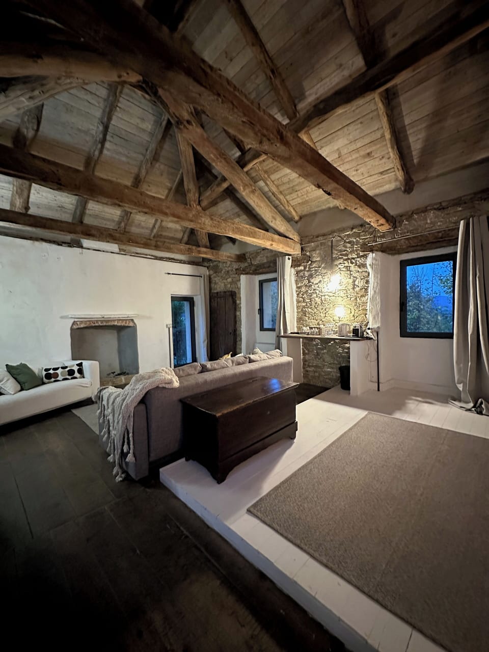 Deluxe Suite, Courtyard View | Living area