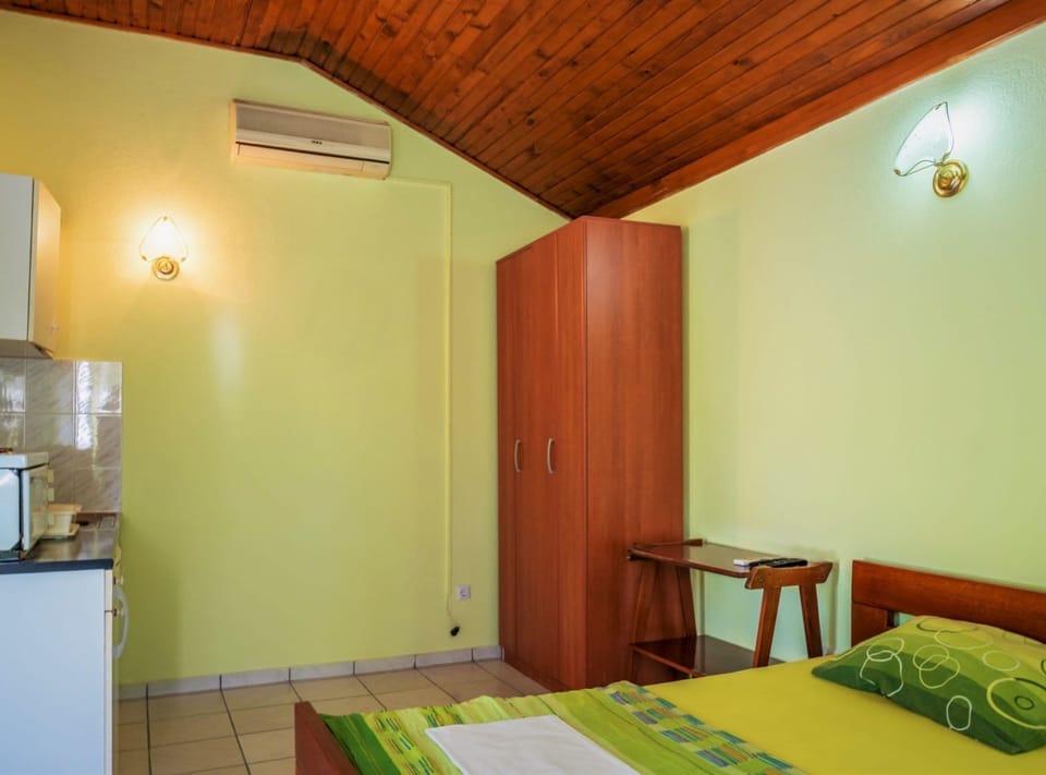 Studio (Studio Apartment With Terrace)