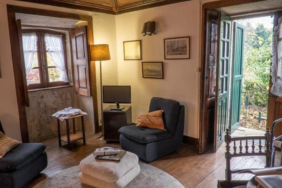 Deluxe Twin Room, Balcony, Garden View | Living area