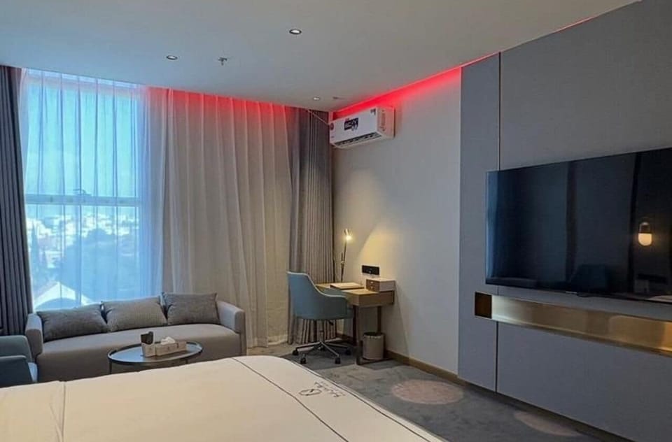 Studio Suite | Desk, laptop workspace, iron/ironing board (on request), WiFi (free)