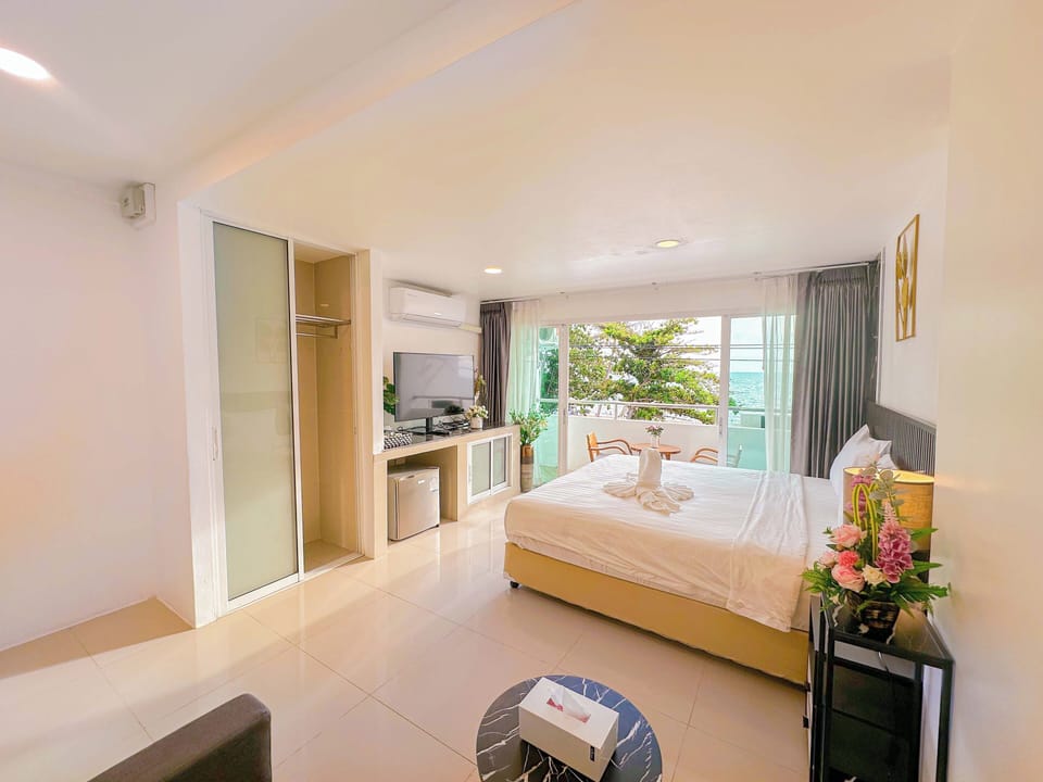 Deluxe Room | Desk, free WiFi, bed sheets
