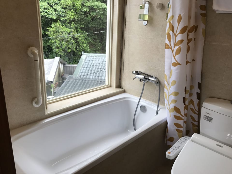  VIP Sea View Double Suite  | Bathroom | Free toiletries, hair dryer, slippers, electronic bidet
