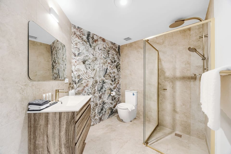 Luxury Double Room, 1 King Bed | Bathroom | Shower, hair dryer, towels, soap