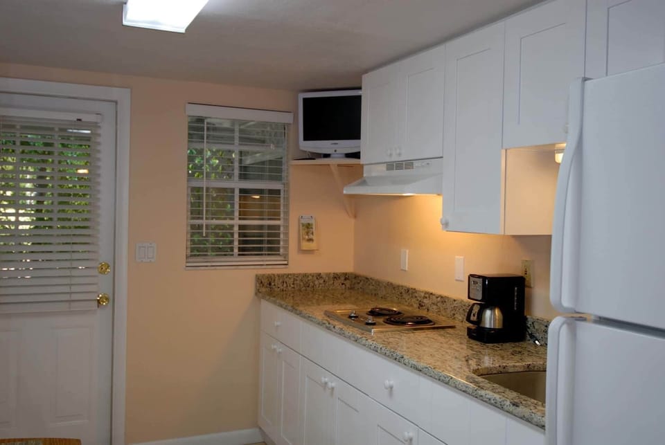 Cottage 1A, Studio | Private kitchen | Full-size fridge, microwave, stovetop, coffee/tea maker