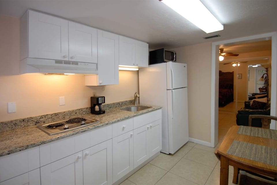 Cottage 1A, Studio | Private kitchen | Full-size fridge, microwave, stovetop, coffee/tea maker