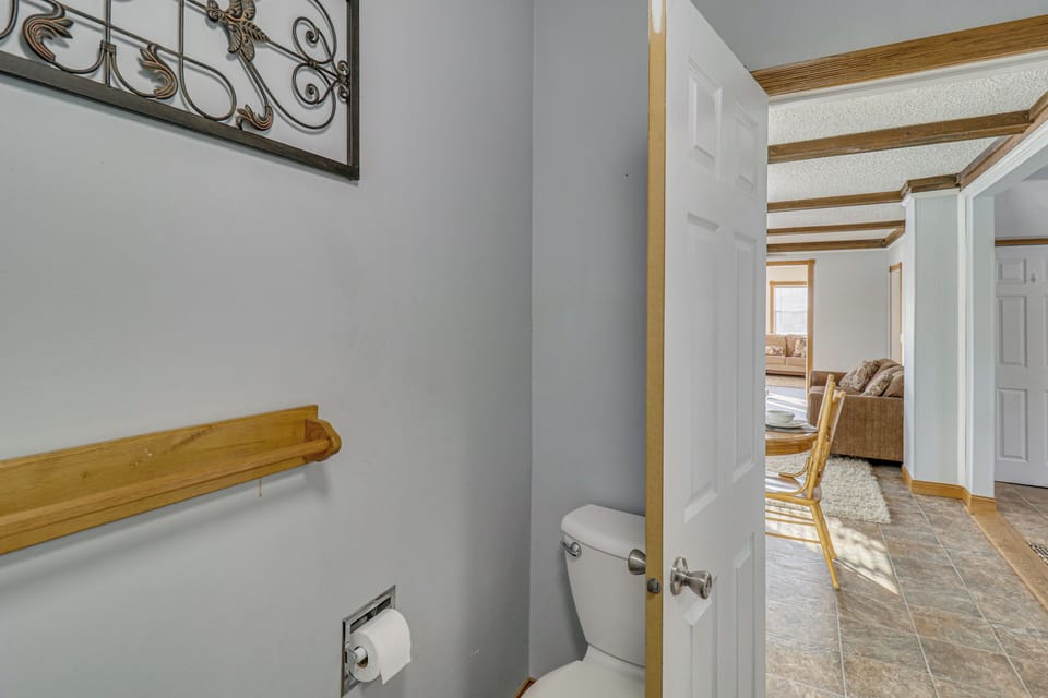 The Farm by the Chain of Lakes: Walk to the Beach! Cottage in Minnesota