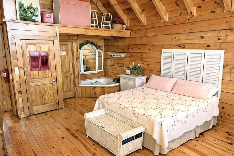 Cabin, 1 Bedroom | 1 bedroom, WiFi (free)