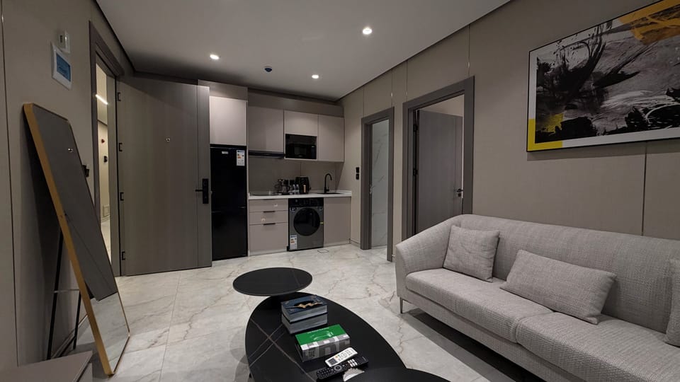 Apartment, 1 Bedroom, Accessible, Smoking | Living room
