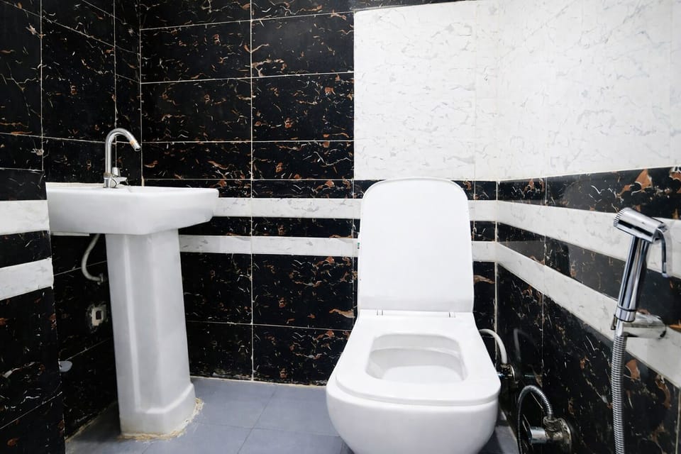 Double Room | Bathroom | Free toiletries, towels, soap, shampoo