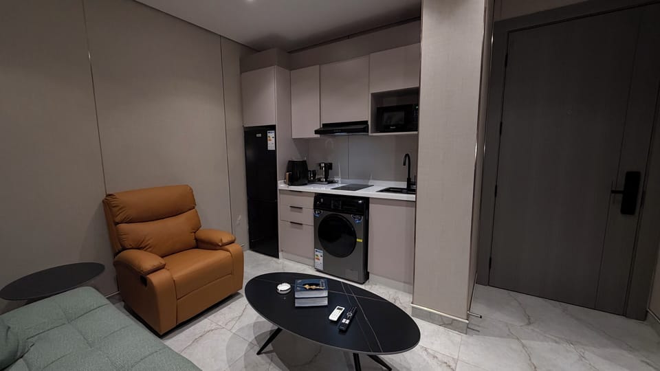 Apartment, 1 Bedroom, Accessible, Smoking | Living room