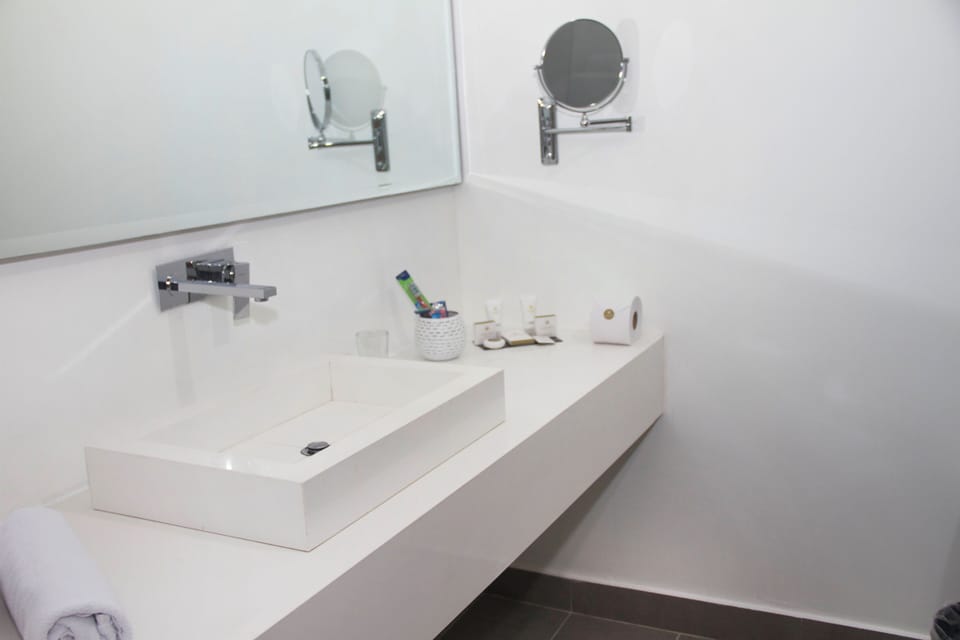 Deluxe Double Room, Balcony | Bathroom | Shower, towels, soap, shampoo