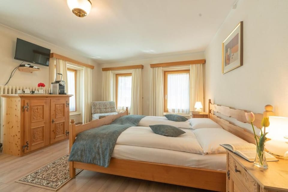 Superior Double or Twin Room | Blackout drapes, free WiFi