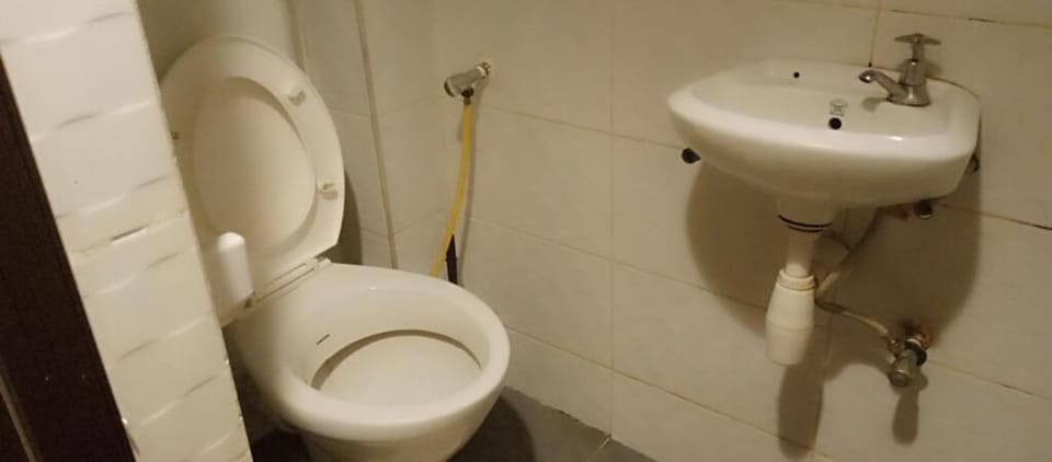 Shower, free toiletries, towels, toilet paper