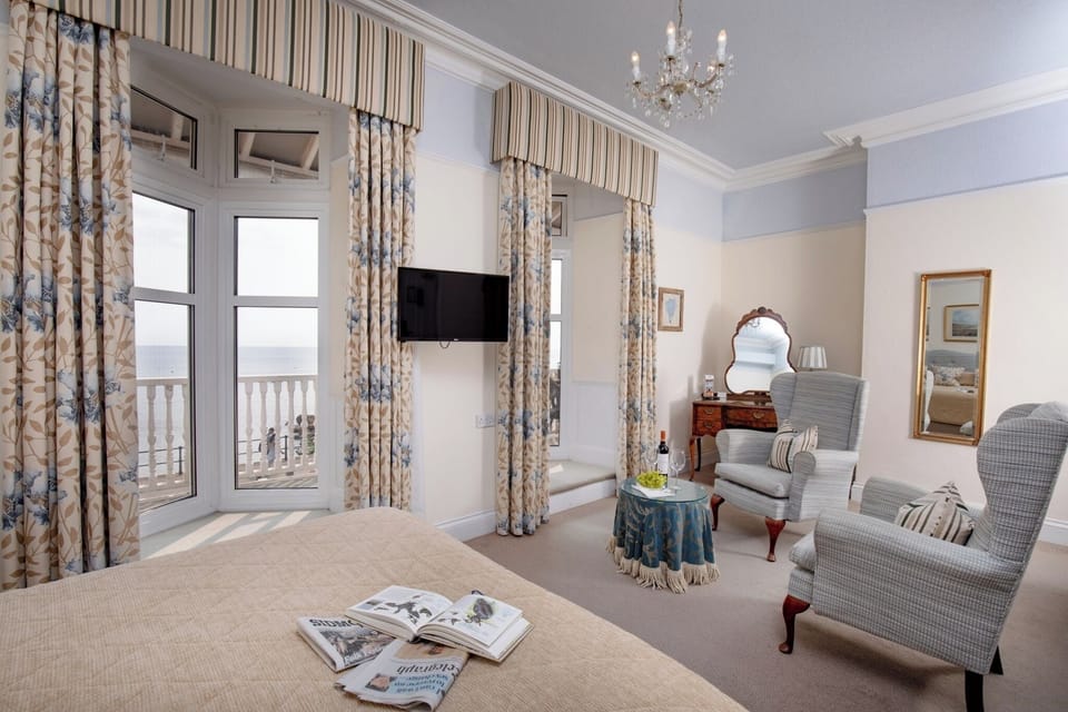 Deluxe Double Room, Balcony, Sea View | Free WiFi, bed sheets