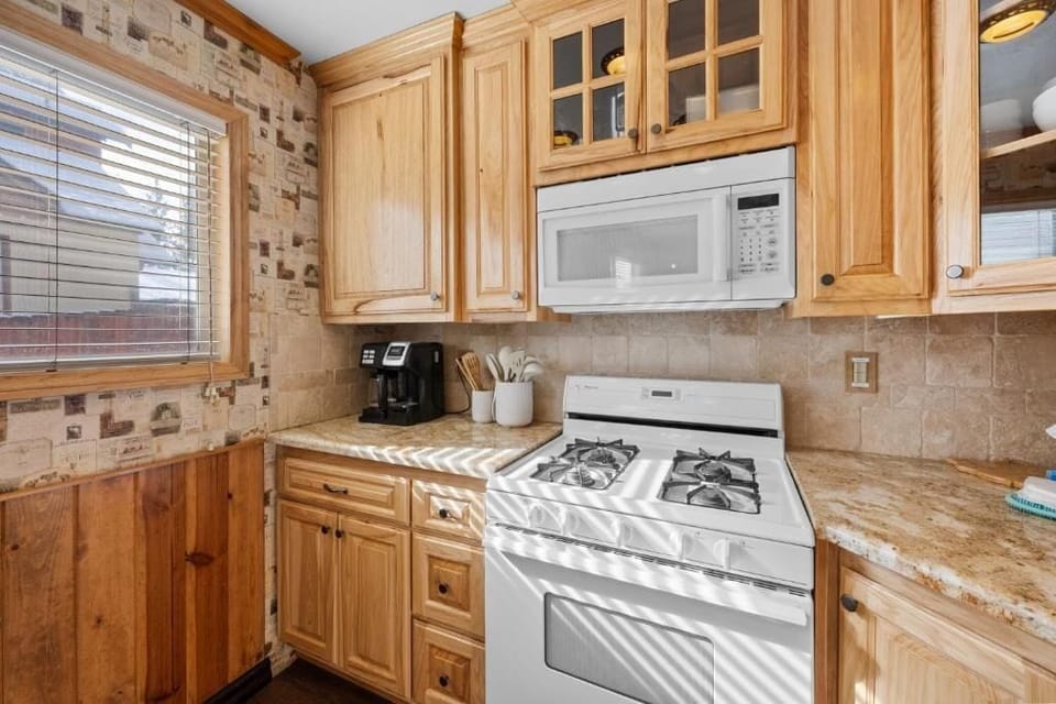 Basic House, Patio, Mountain View | Private kitchen