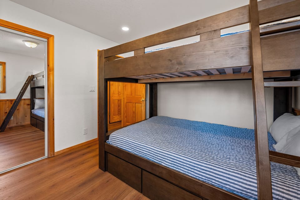 Iron/ironing board, WiFi (free)