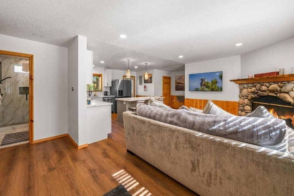 Basic House, Patio, Mountain View | Living area | Flat-screen TV, fireplace
