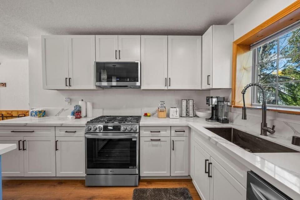 Basic House, Patio, Mountain View | Private kitchen | Toaster