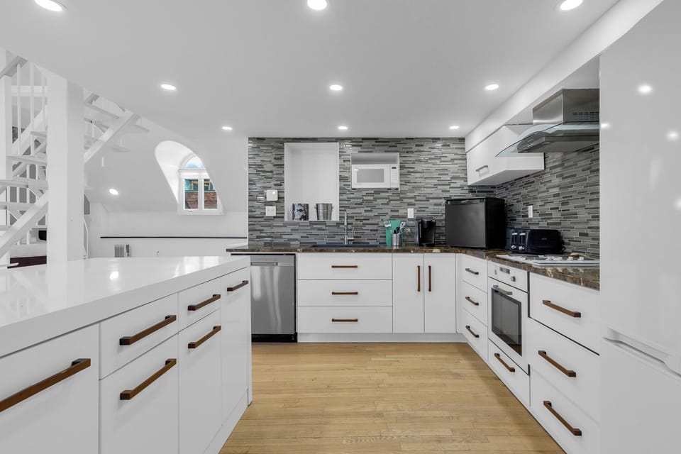 Panoramic Room | Private kitchen | Mini-fridge, microwave, stovetop, cookware/dishes/utensils
