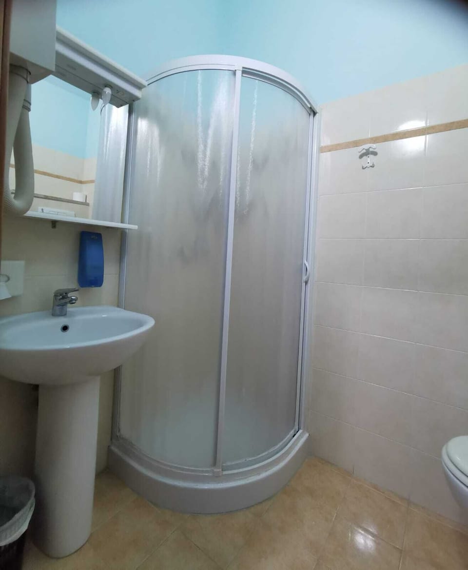 Basic Double Room | Bathroom