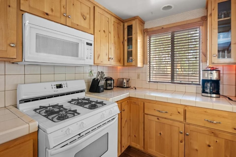 Basic House, Patio, Mountain View | Private kitchen