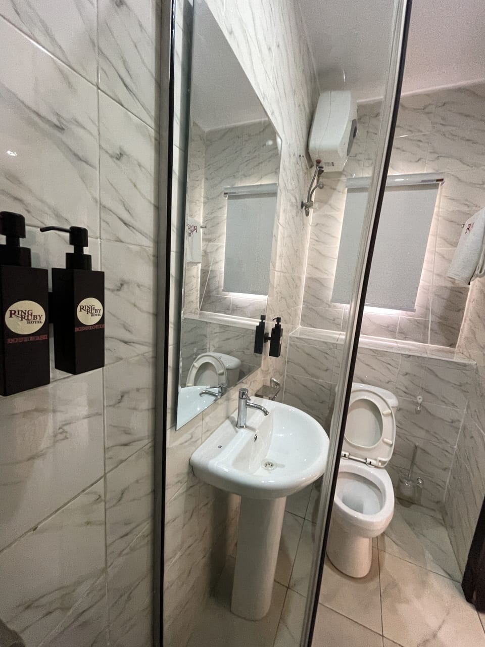 Deluxe Room | Bathroom | Towels, soap, shampoo, toilet paper