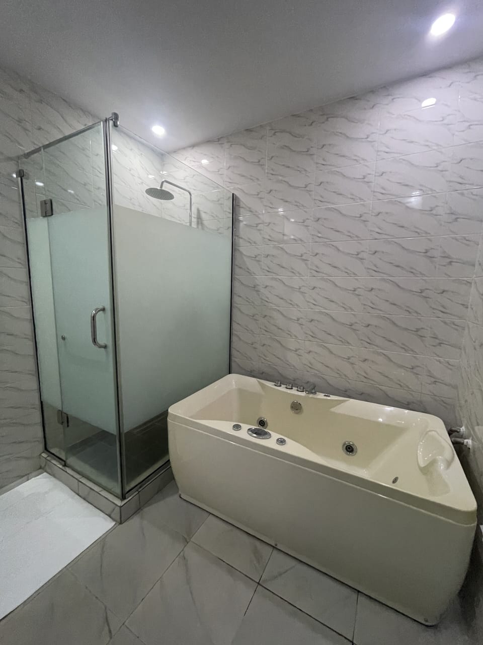 Executive Room, Balcony, City View | Bathroom | Towels, soap, shampoo, toilet paper