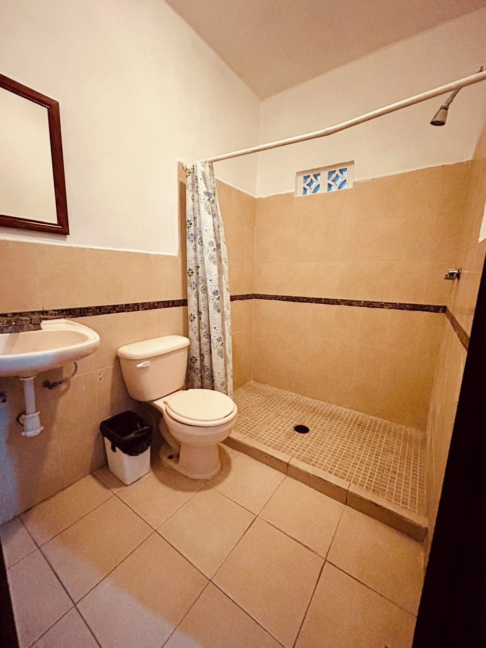 Shower, rainfall showerhead, free toiletries, towels