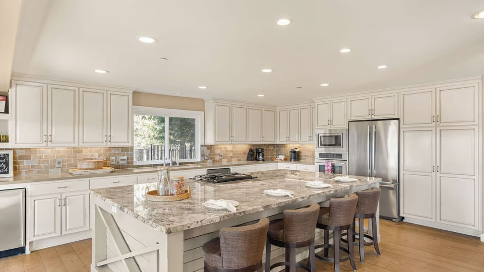 House (5 Bedrooms) | Interior