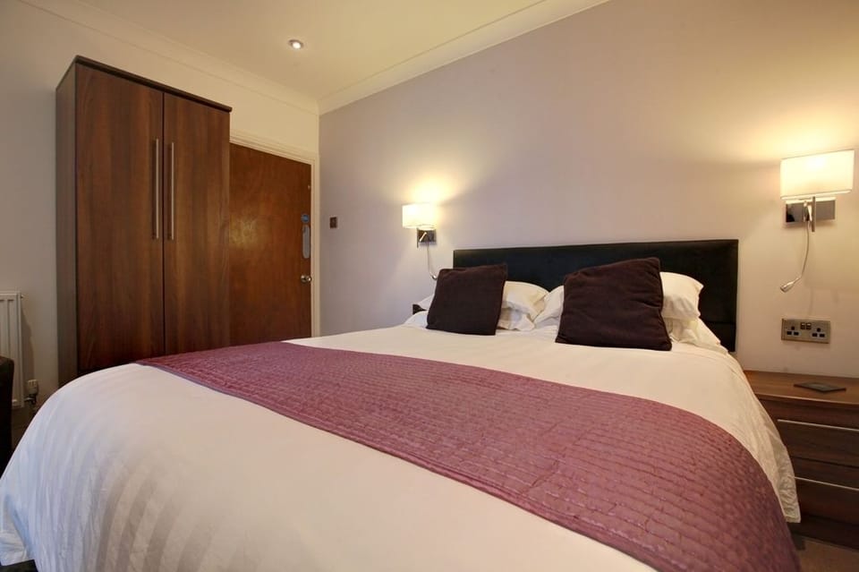 Egyptian cotton sheets, down comforters, in-room safe